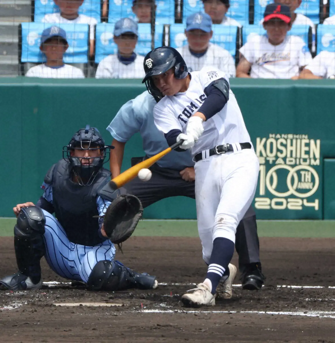 ＜富山商・東海大相模＞初回1死、富山商・鶴田はチーム初安打となる左前打を放つ（撮影・大森　寛明）