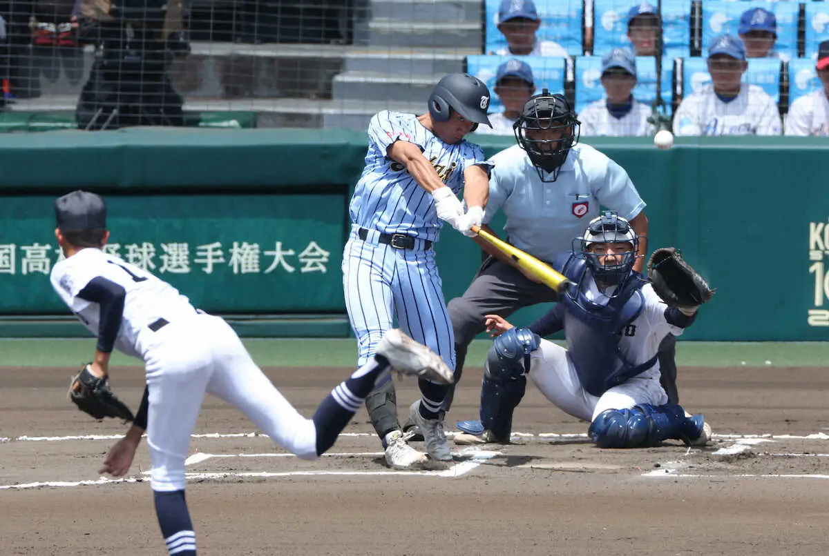 ＜富山商・東海大相模＞6回1死一塁、東海大相模・和田は左中間へ適時二塁打を放つ（投手・山本）（撮影・大森　寛明）