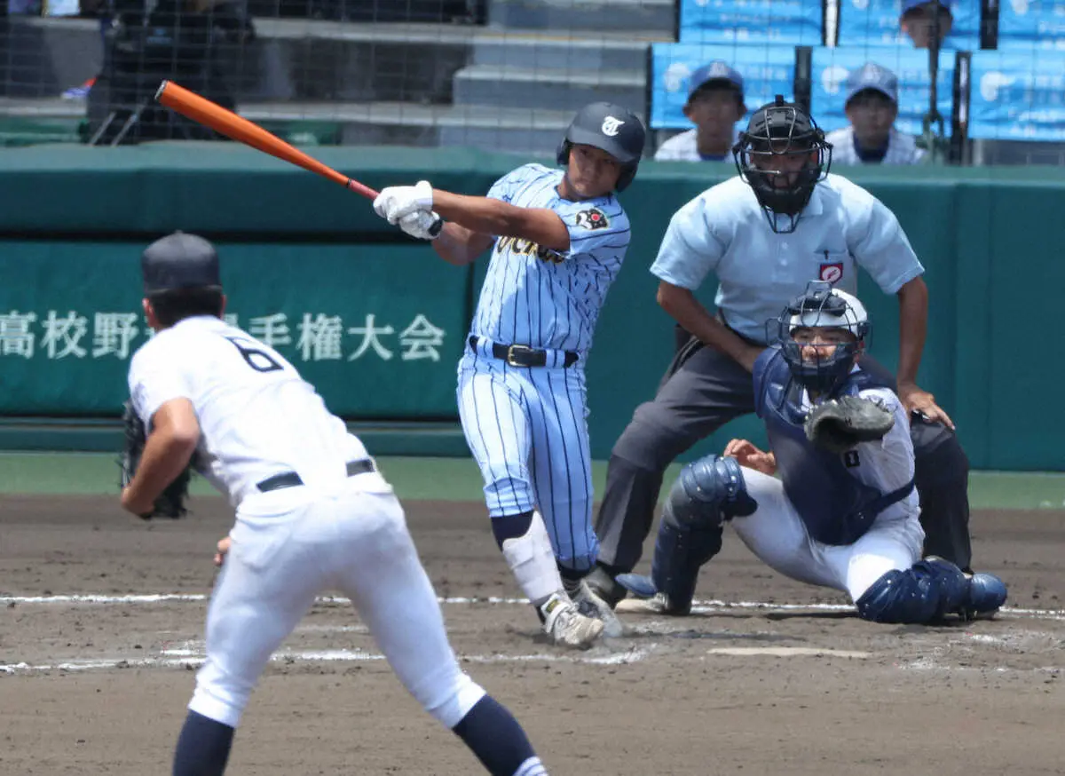 ＜富山商・東海大相模＞　8回1死、東海大相模・柴田は大会第1号本塁打を放つ（投手・森）（撮影・大森　寛明）