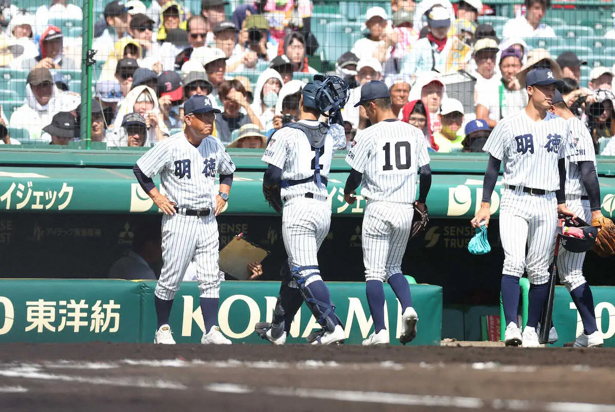 ＜明徳義塾・鳥取城北＞ベンチで馬淵監督（左）に迎えられる明徳義塾の1、2年生バッテリー（撮影・亀井　直樹）