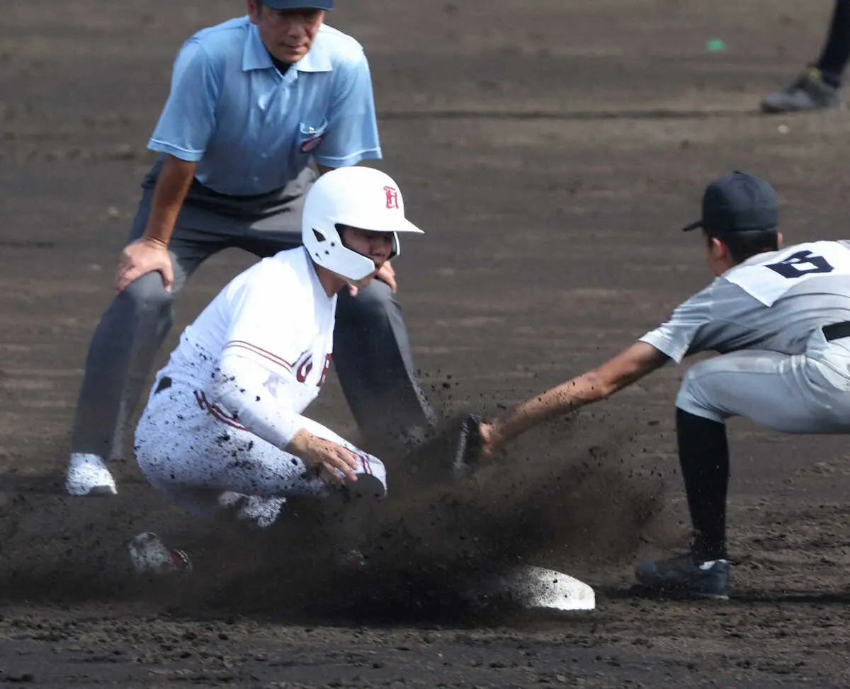 ＜熊本工・広陵＞5回2死一塁、広陵・田村は二盗を決める（撮影・大森　寛明）