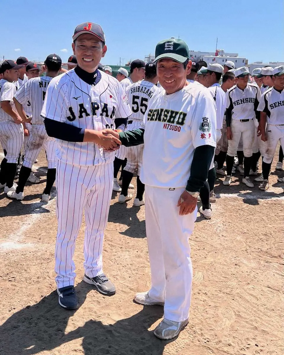 試合後に握手するU15日本代表の侍ジャパン・井端監督（左）と専大松戸・持丸監督