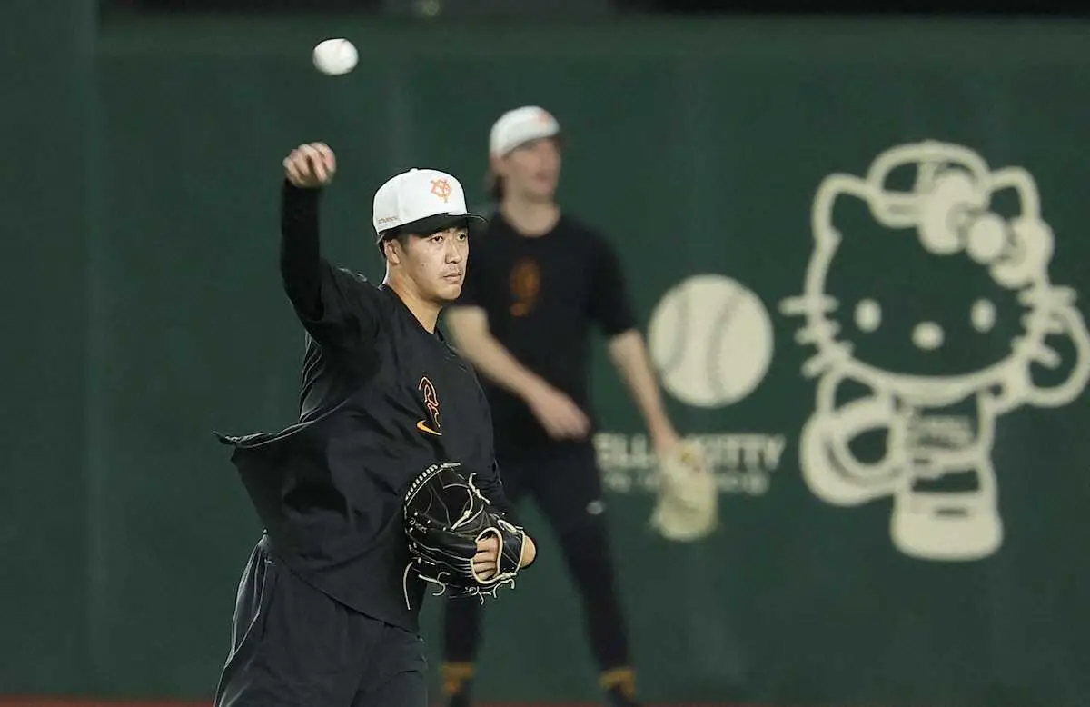 ＜巨・神＞試合前キャッチボールする西舘（撮影・藤山　由理）