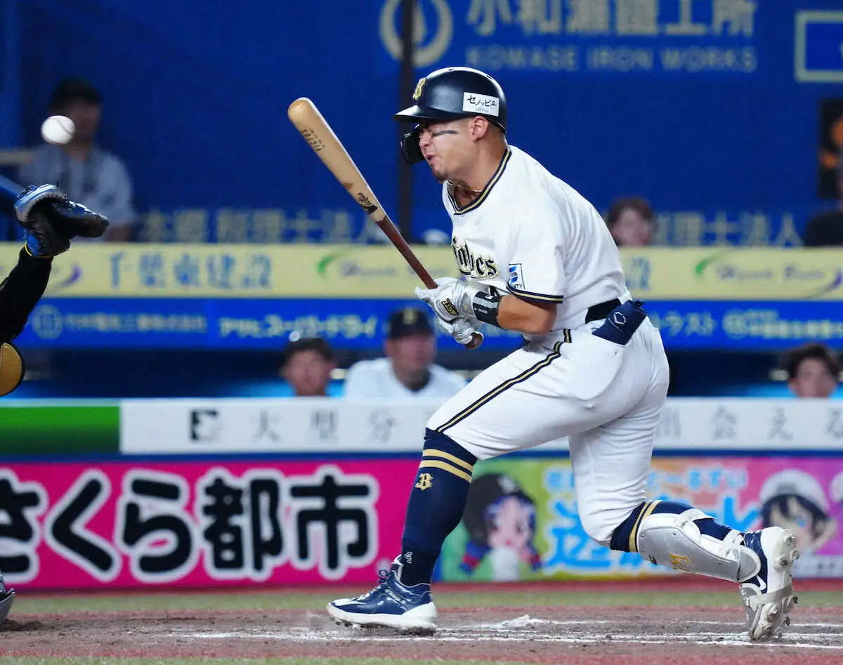 ＜ロ・オ＞8回、オリックスの森が死球を受ける（撮影・長久保　豊）