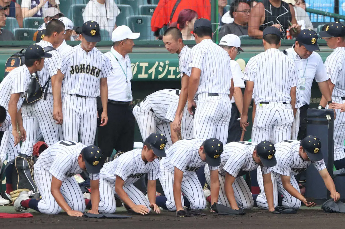 ＜明徳義塾・鳥取城北＞試合に敗れ砂を集める鳥取城北ナイン（撮影・大城　有生希）