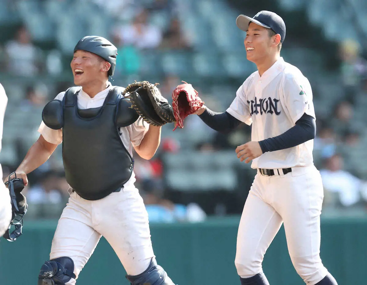 ＜長野日大・青森山田＞初回を無失点でしのぎ、グラブタッチをかわる長野日大・堀内（左）と山田（撮影・北條　貴史）