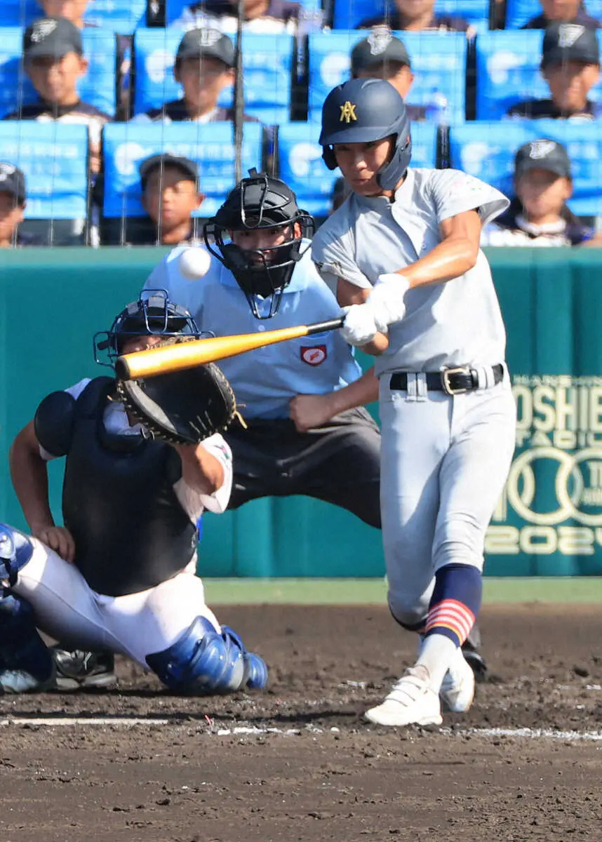 ＜長野日大・青森山田＞4回、青森山田・佐藤洸は左越え本塁打を放つ（撮影・岸　良祐）