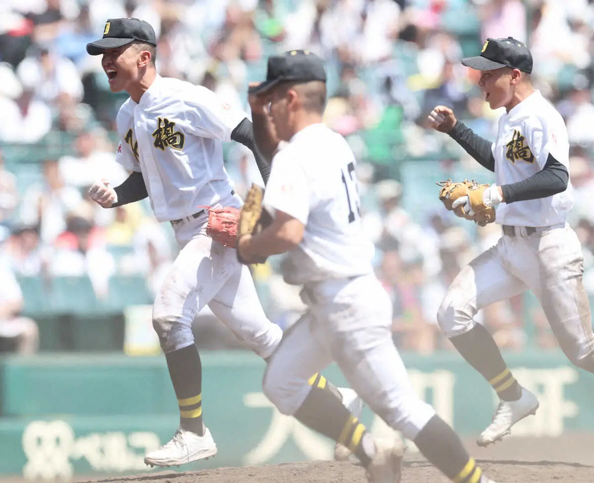 ＜聖和学園・石橋＞甲子園初勝利を挙げ、ガッツポーズの入江（左）ら石橋ナイン（撮影・北條　貴史）