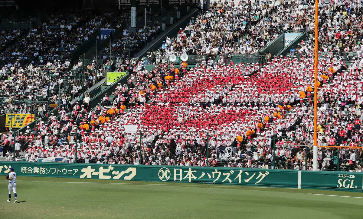 ＜智弁和歌山・霞ケ浦＞　初回、声援を送る智弁和歌山アルプス　（撮影・後藤　大輝）