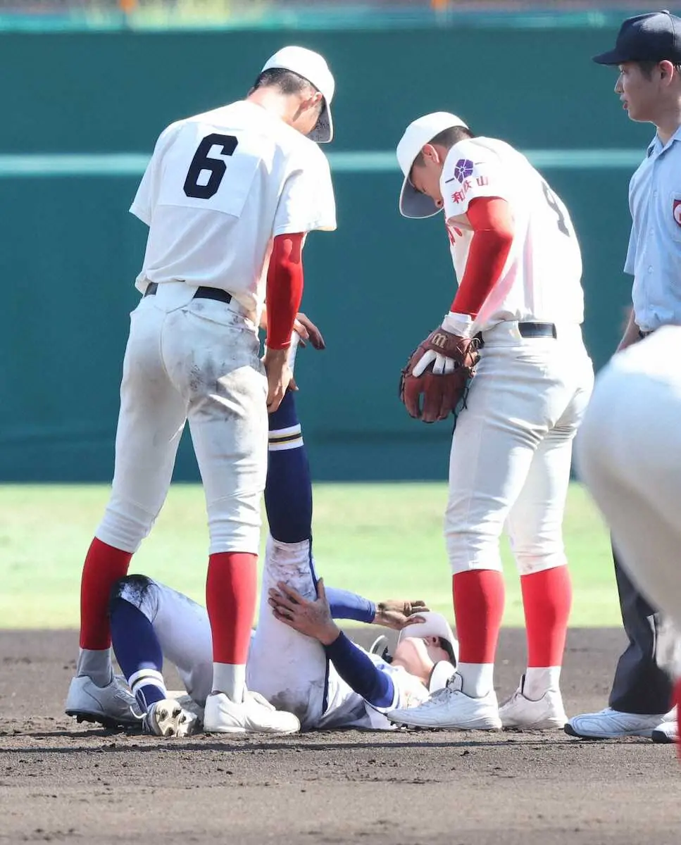 ＜智弁和歌山・霞ヶ浦＞　7回、霞ヶ浦の二塁走者・矢田貝を介助する智弁和歌山の選手たち（撮影・大森　　寛明）