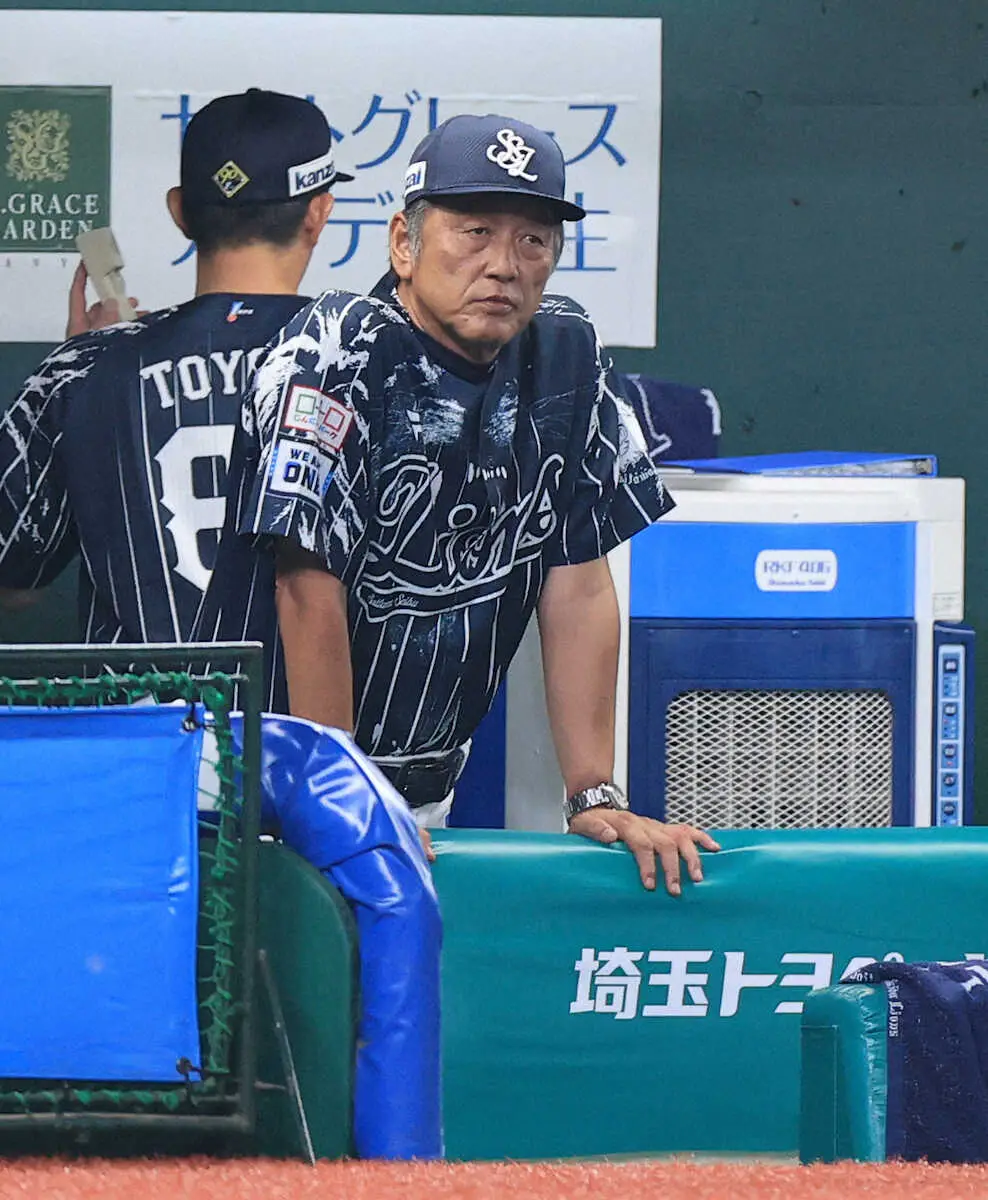 ＜西・ソ＞6回に勝ち越されベンチで渋い表情の渡辺監督代行（撮影・篠原岳夫）