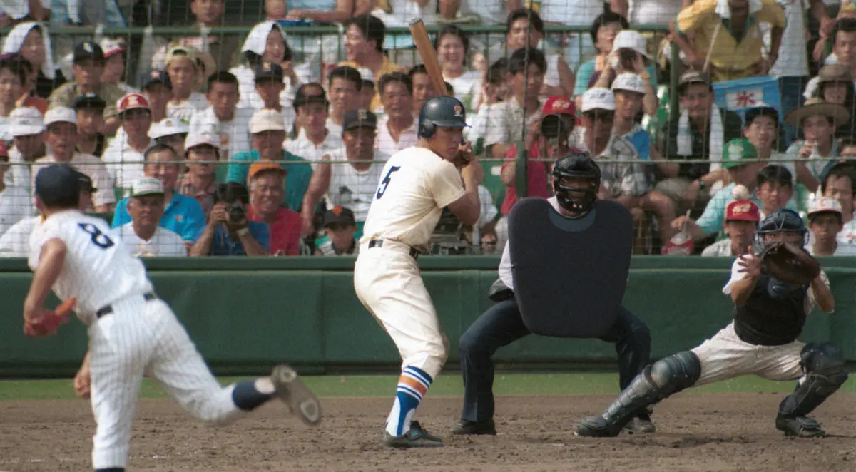 92年夏の甲子園で、明徳義塾の先発・河野和洋投手（外野手＝左）から5打席連続敬遠される星稜・松井秀喜内野手（左から2人目）