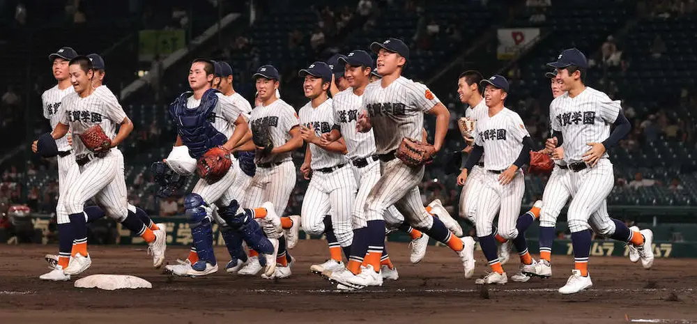 ＜花巻東・滋賀学園＞勝利し、アルプススタンドの応援団のもとへ向かう滋賀学園ナイン（撮影・大森　寛明）