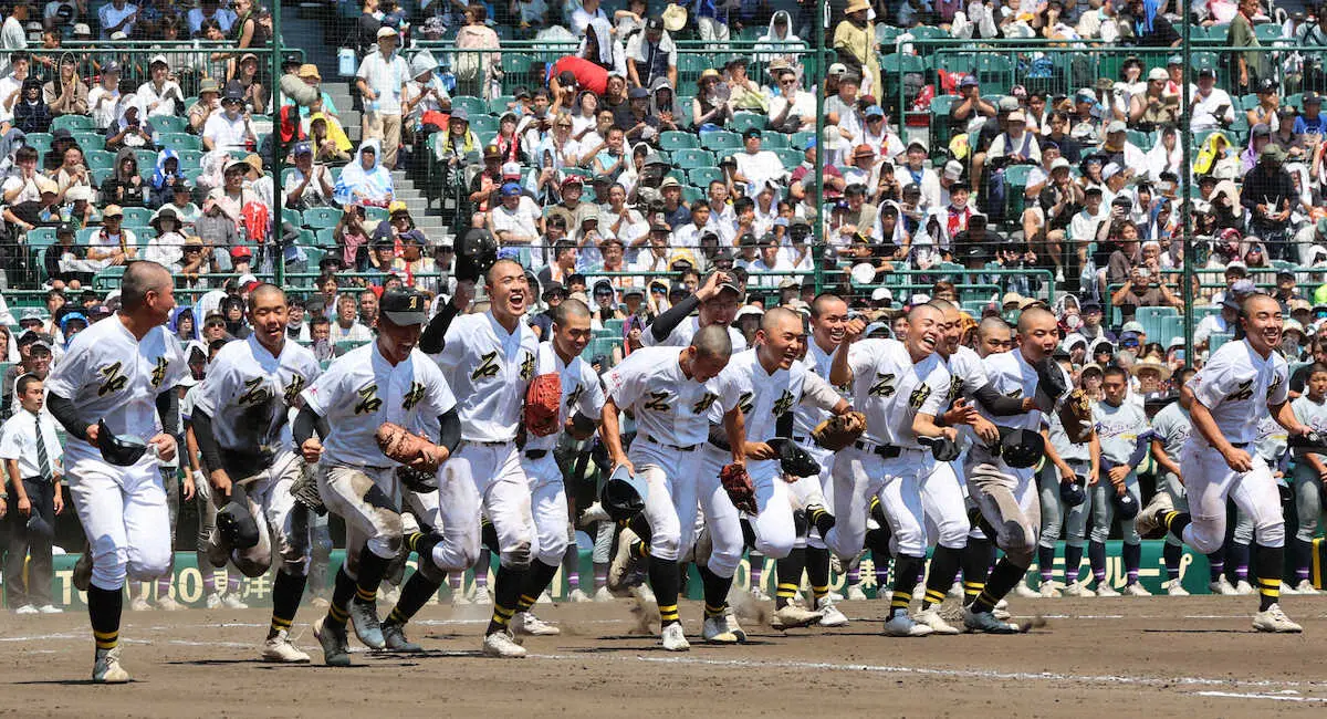 ＜聖和学園・石橋＞甲子園初勝利を挙げて笑顔で駆け出す石橋ナイン（撮影・北條　貴史）