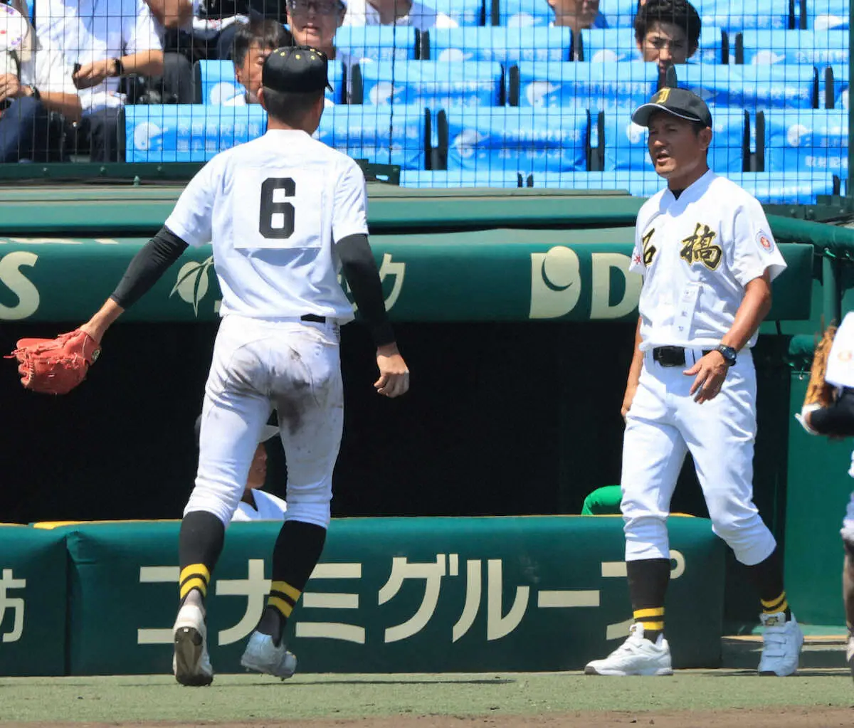 ＜聖和学園・石橋＞7回を終えてベンチに戻る石橋・入江を出迎える福田監督（右）（撮影・岸　良祐）