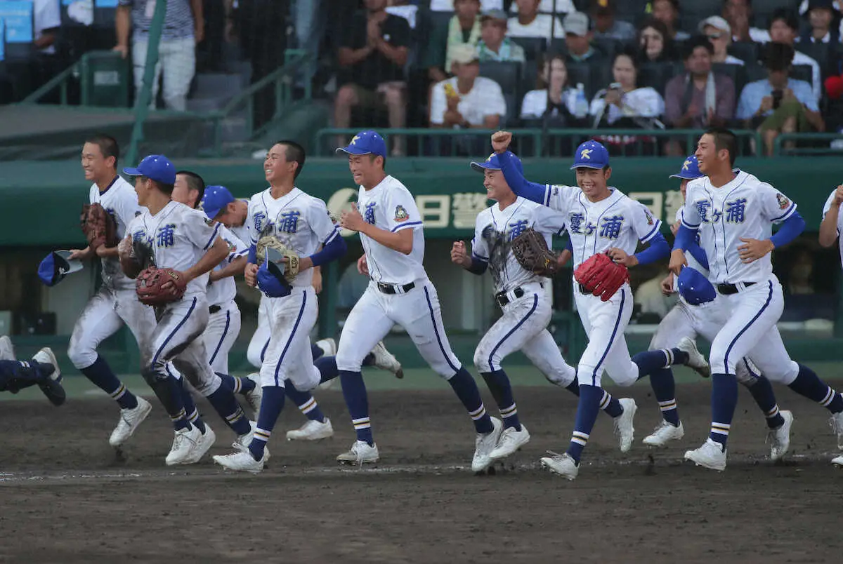 ＜智弁和歌山・霞ケ浦＞延長タイブレークの末、試合に勝利しアルプスへ向かって駆け出す霞ケ浦ナイン（撮影・後藤　大輝）