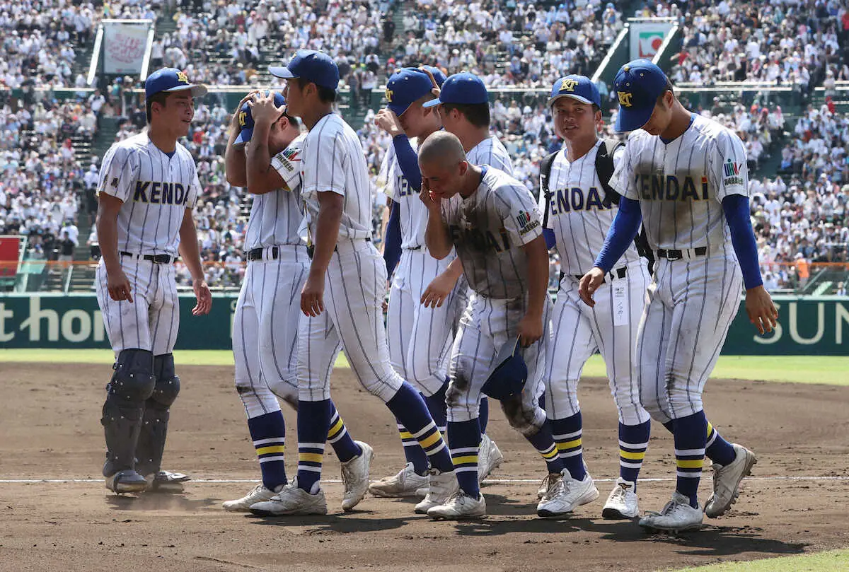 ＜健大高崎・智弁学園＞試合に敗れ泣き崩れる健大高崎ナイン（撮影・大城　有生希）