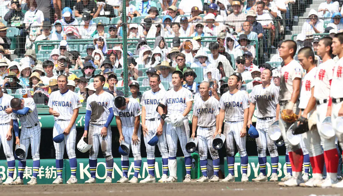 ＜健大高崎・智弁学園＞春夏連覇ならず涙の健大高崎ナイン（撮影・北條　貴史）