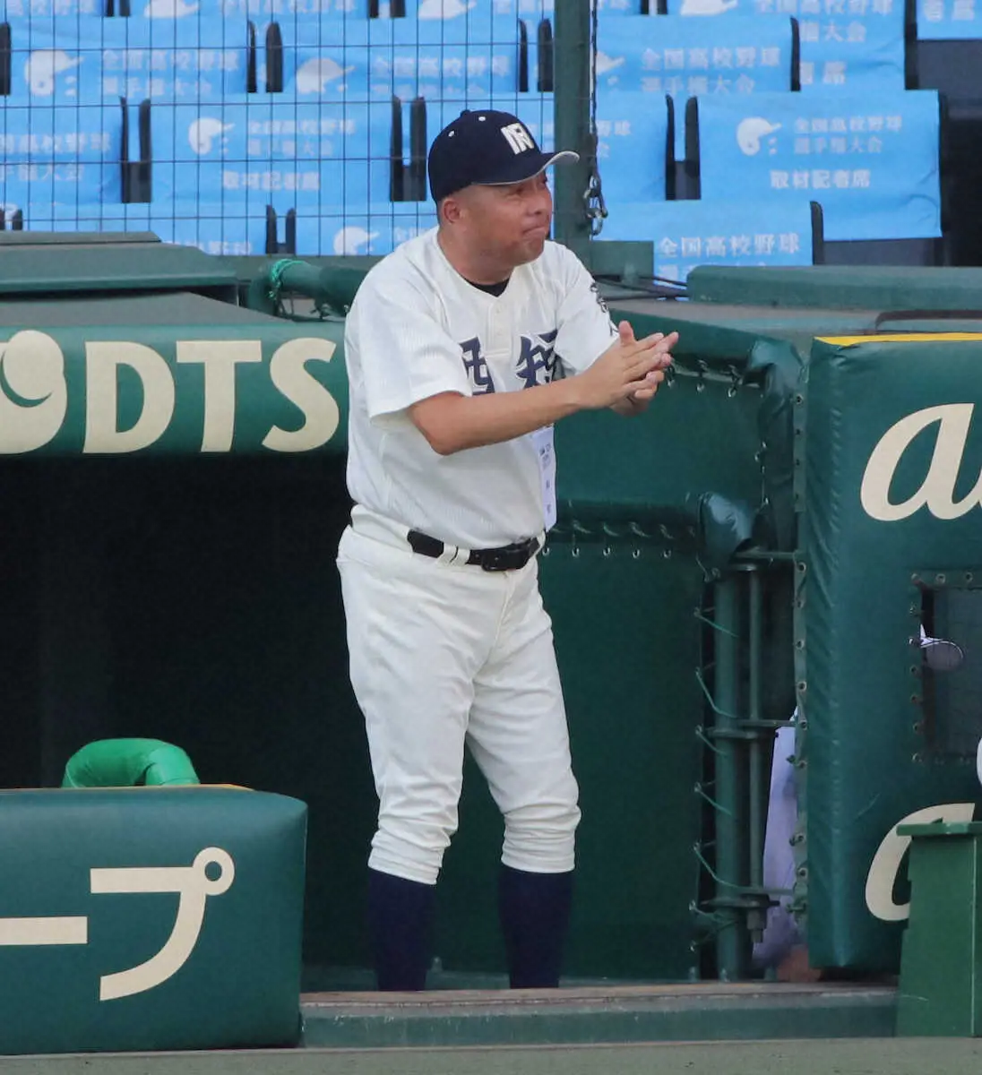 ＜菰野・西日本短大付＞　3回2死一、二塁、安田の2点適時三塁打に拍手を送る西日本短大付・西村監督　（撮影・後藤　大輝）