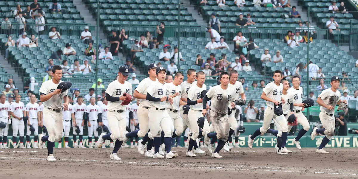 ＜菰野・西日本短大付＞菰野に大勝した西日本短大付ナインは、アルプススタンドの応援団のもとに駆け出す（撮影・椎名　航）