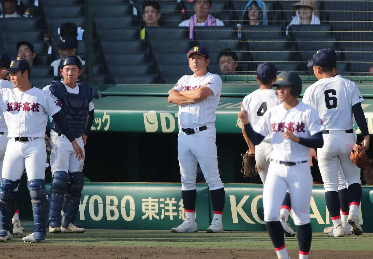 ＜菰野・西日本短大付＞　3回、ナインを見つめる菰野・森田監督　（撮影・後藤　大輝）