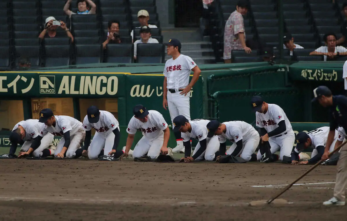 ＜菰野・西日本短大付＞　試合に敗れ、砂を集める菰野ナイン　（撮影・後藤　大輝）