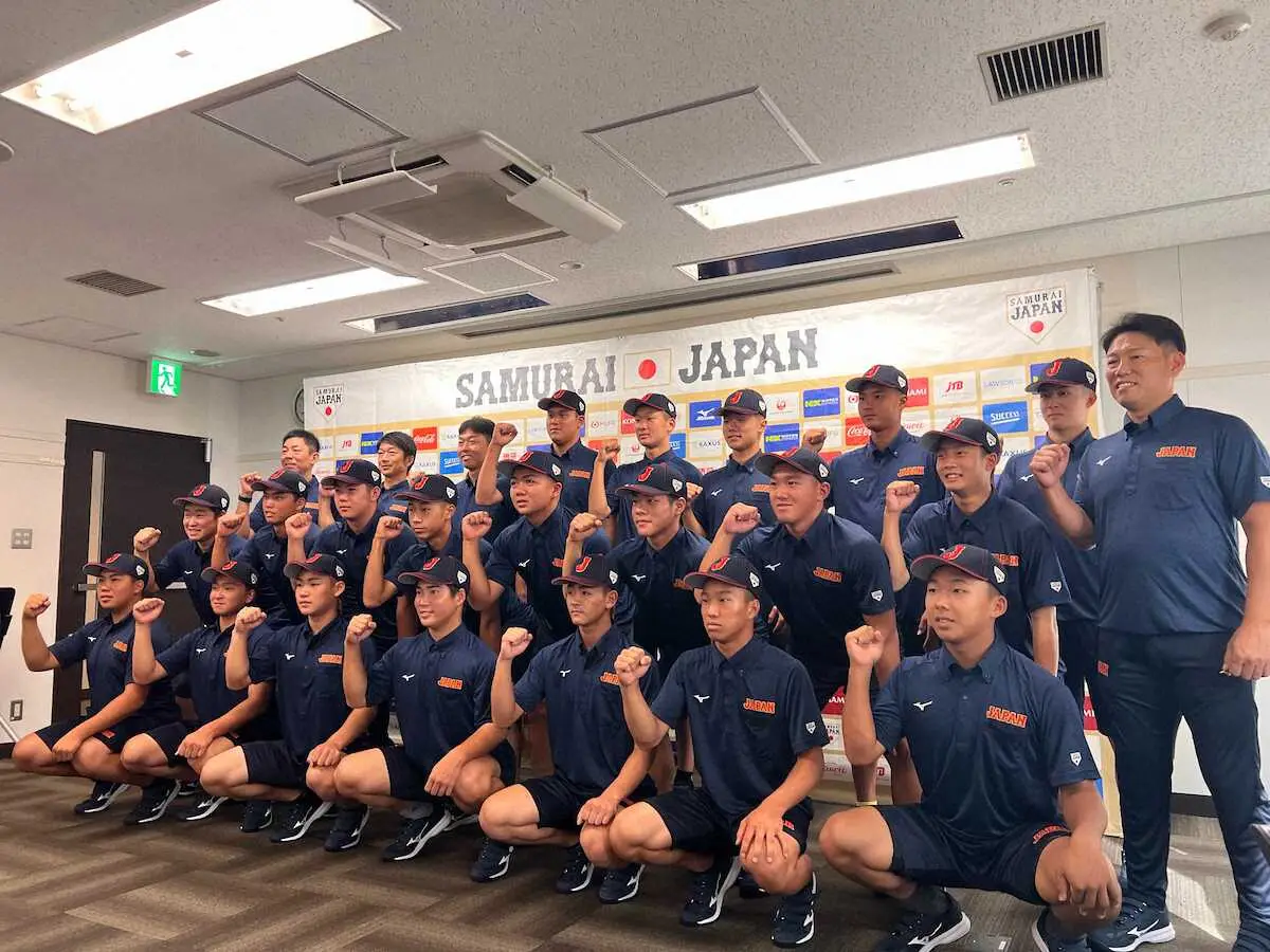 U－15ワールドカップに出場するU－15日本代表。右端は井端監督