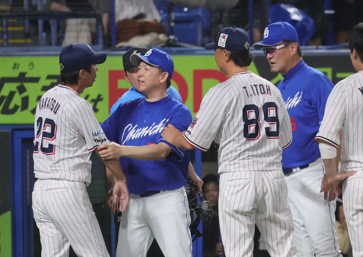 ヤクルト　1点差競り負け単独最下位　9回の先頭・岩田死球に高津監督激高　立浪監督になだめられ