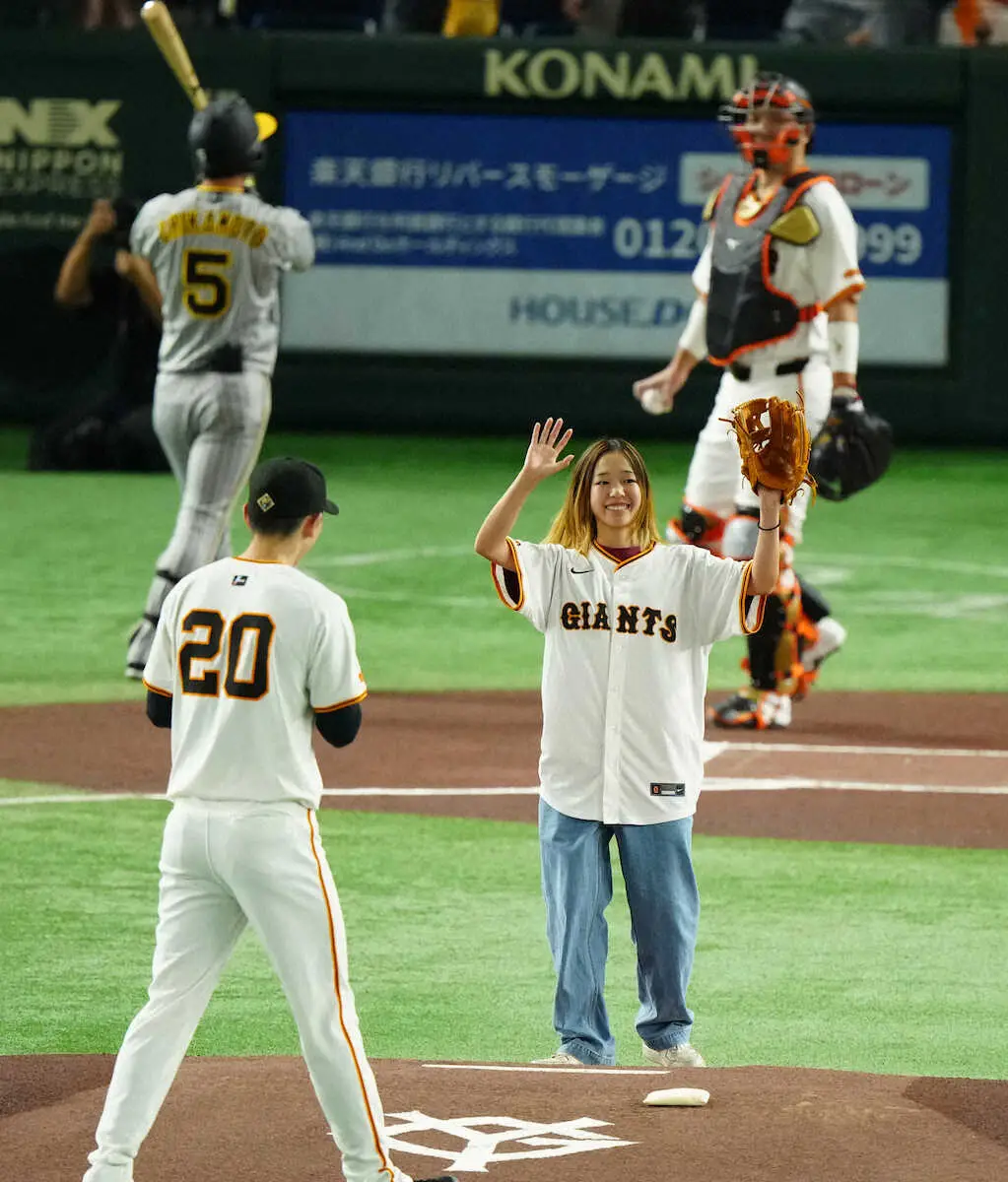 ＜巨・神＞始球式に登場した吉沢恋（撮影・島崎忠彦）