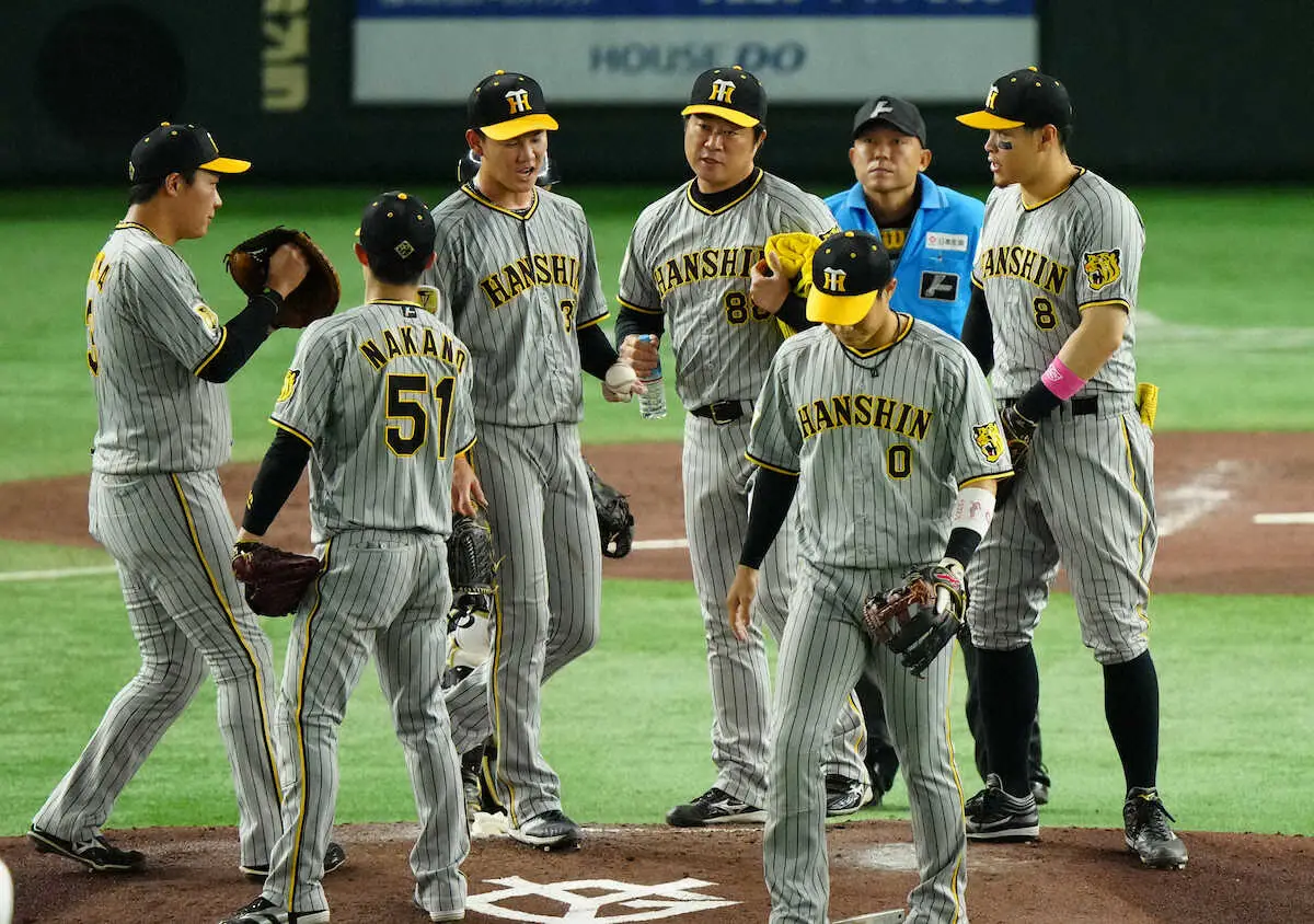 ＜巨・神＞4回、先発・及川（左から3人目）がピンチを迎えマウンドに集まる阪神ナイン（撮影・島崎　忠彦）