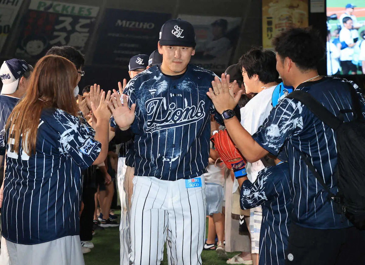 ＜西・ソ＞ファンとハイタッチをしながら引き揚げる隅田（撮影・篠原岳夫）