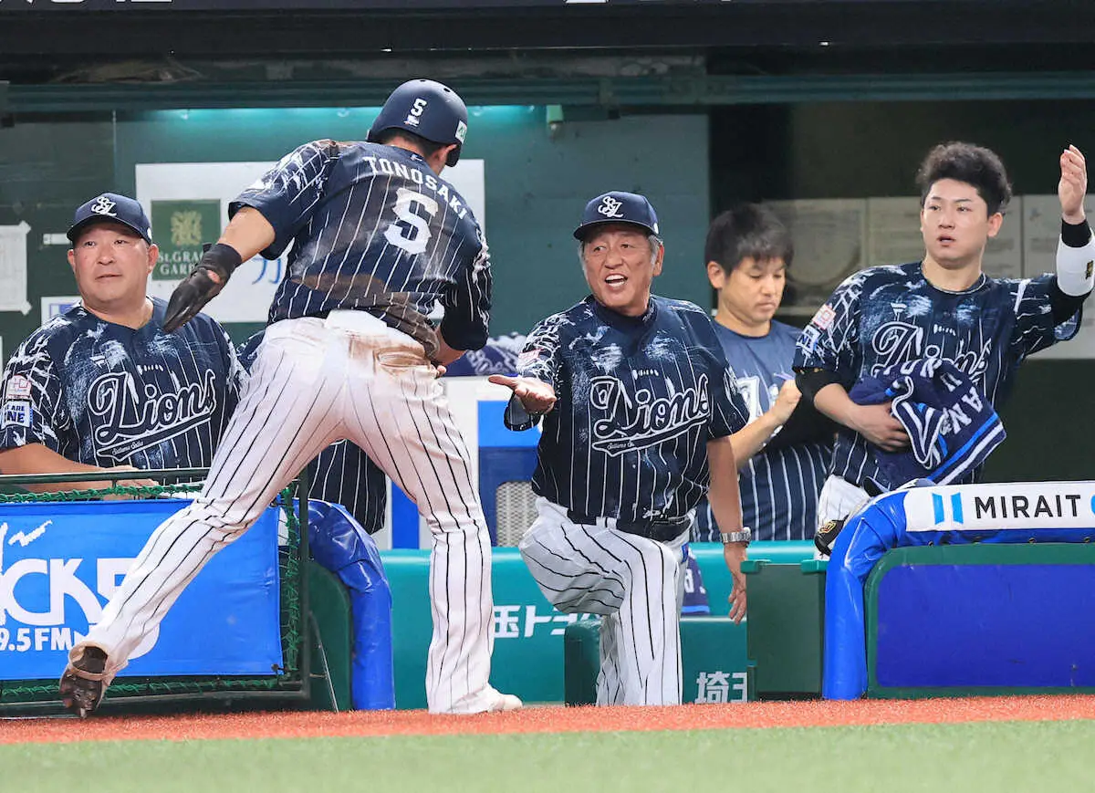 ＜西・ソ＞初回、佐藤龍の右犠飛で生還した外崎を迎える渡辺監督代行（撮影・篠原岳夫）