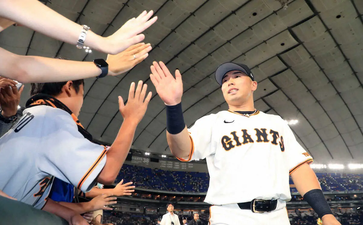 ＜巨・神＞ファンとハイタッチをかわす浅野（撮影・西川祐介）