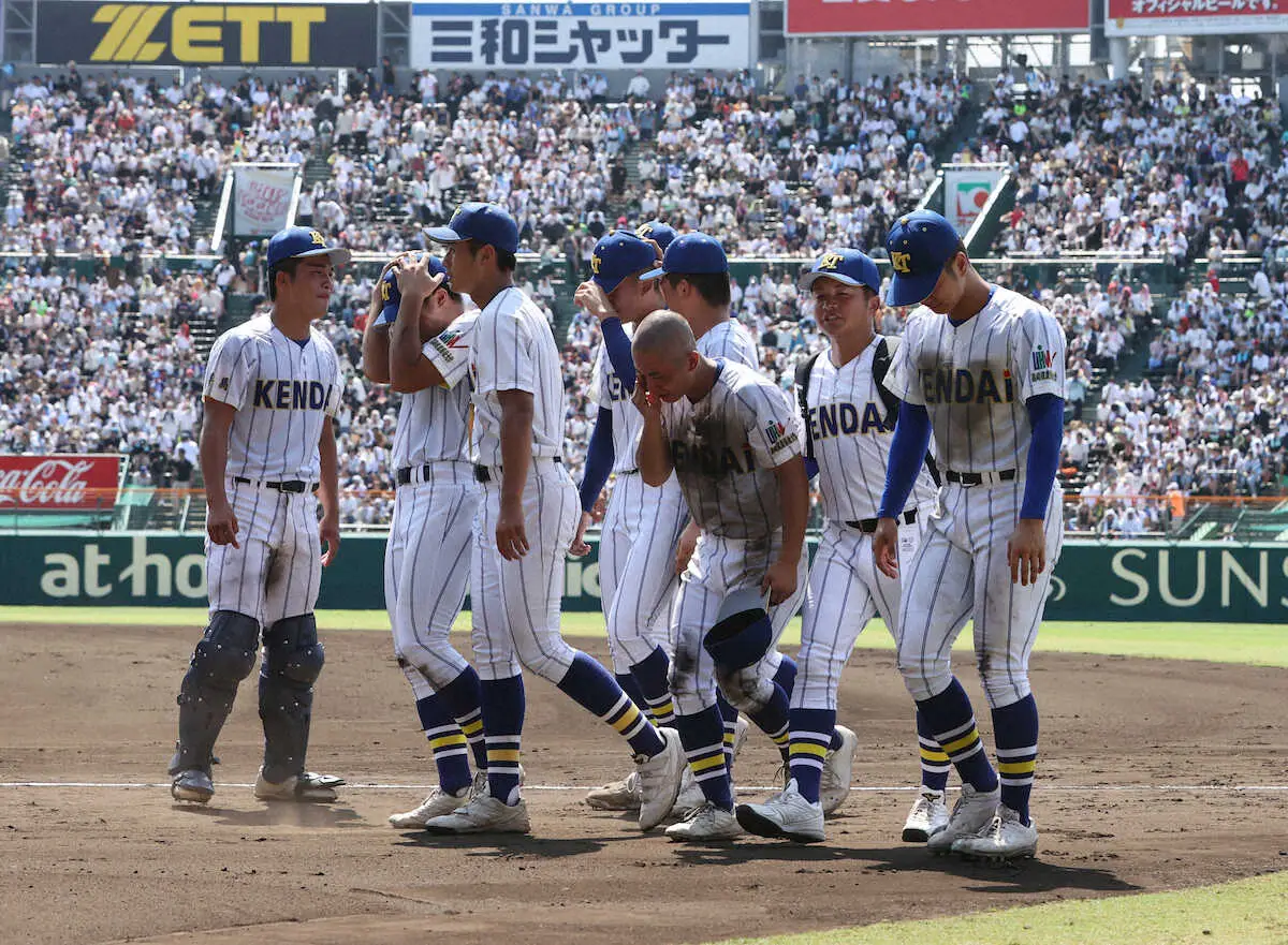 ＜健大高崎・智弁学園＞試合に敗れた健大高崎・箱山（左）ら健大高崎ナイン（撮影・大城　有生希）