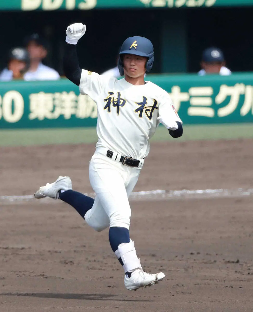 ＜中京大中京・神村学園＞9回、右越えのソロを放ちガッツポーズする神村学園・入来田（撮影・中辻　颯太）