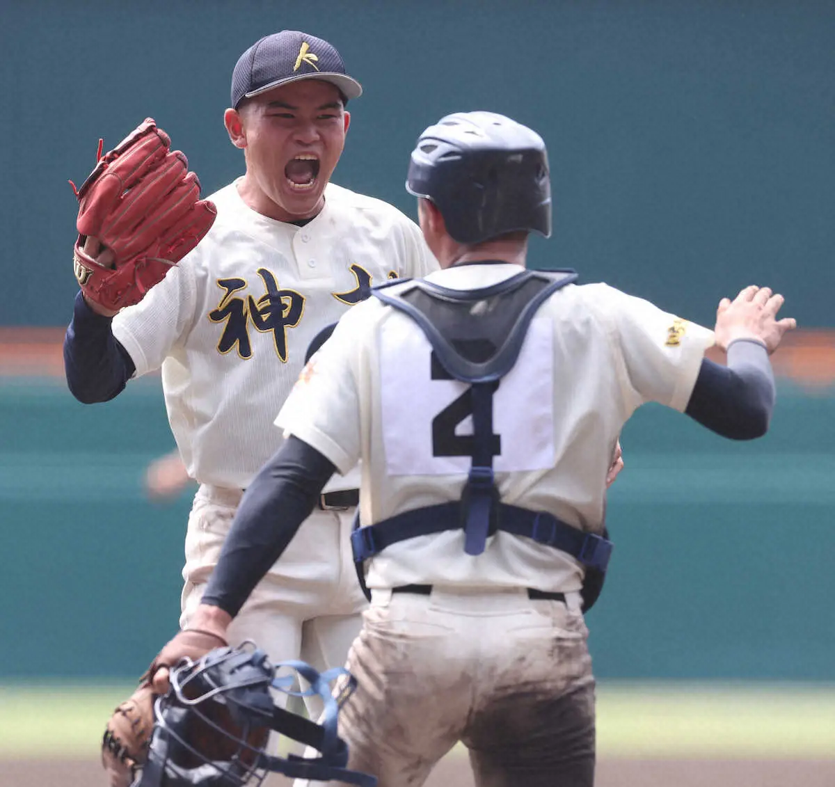 ＜中京大中京・神村学園＞1点を守り切って3回戦進出を決め、雄たけびを上げる神村学園・今村（撮影・北條　貴史）