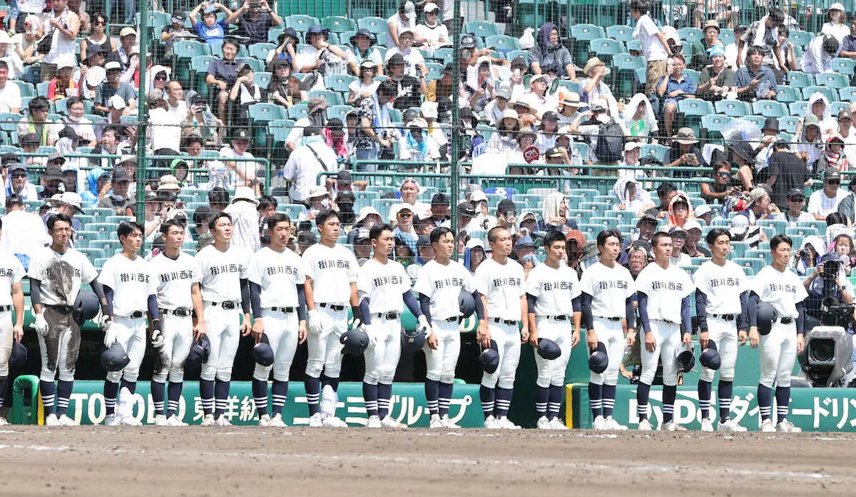 ＜岡山学芸館・掛川西＞試合に敗れた掛川西ナイン（撮影・大城　有生希）