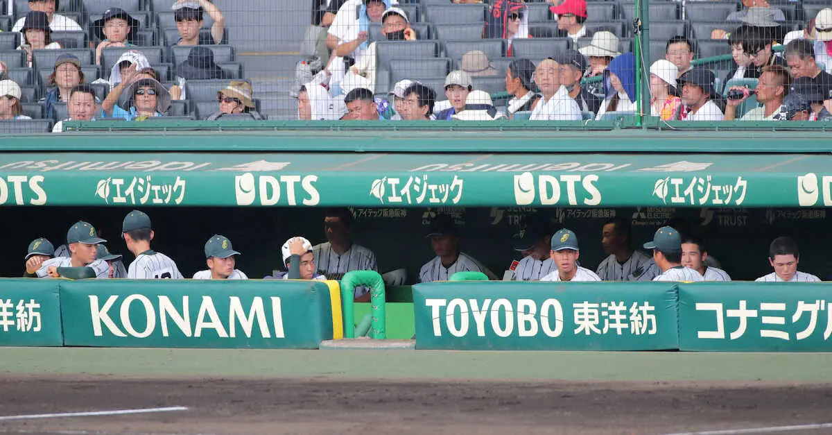 ＜早実・鶴岡東＞　4回、甲子園球場周辺で雷が鳴っているためベンチで待機する鶴岡東ナイン　（撮影・後藤　大輝）