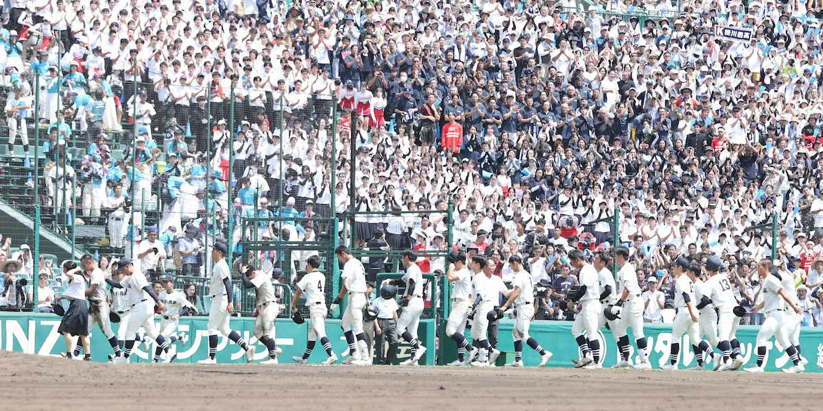 ＜岡山学芸館・掛川西＞試合に敗れ、大応援団にあいさつする掛川西ナイン（撮影・大城　有生希）