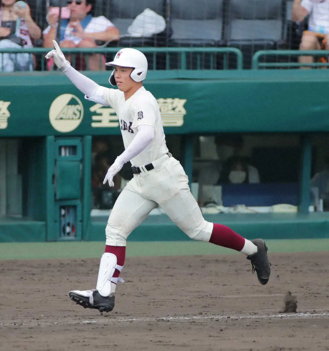 ＜早実・鶴岡東＞　延長タイブレーク10回1死満塁、早実・中村はサヨナラ打を放つ　（撮影・後藤　大輝）