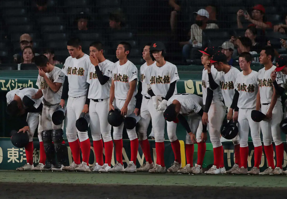 ＜創成館・大社＞　延長タイブレークの末試合に敗れ、肩を落とす創成館ナイン　（撮影・後藤　大輝）