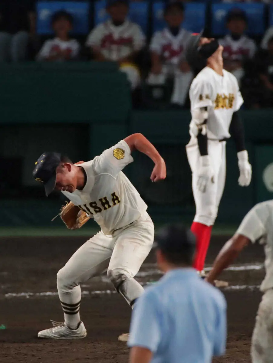 ＜創成館・大社＞　延長タイブレーク10回2死一、三塁、大社・馬庭は創成館・小森山を空振り三振に抑えガッツポーズ　（撮影・後藤　大輝）