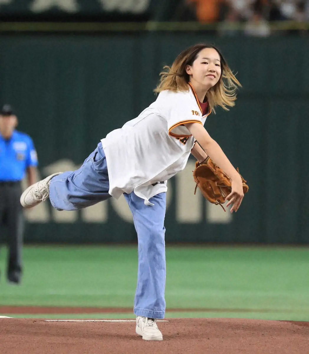 ＜巨・神＞始球式を行うスケートボード金メダリストの吉沢恋さん（撮影・西川祐介）