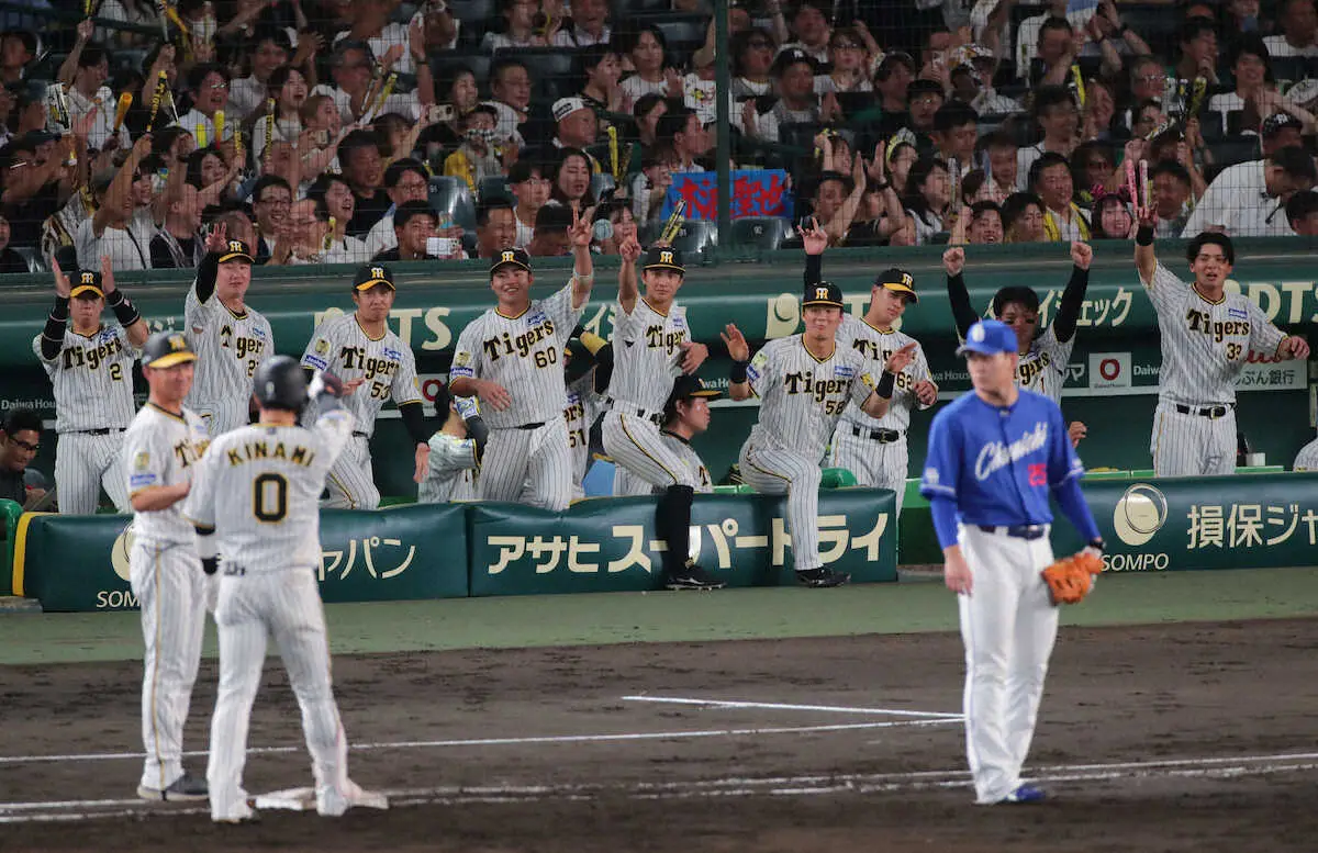 猛虎祭りや！満塁男の木浪が連夜の勝負強さ発揮、先発野手全員安打で「聖地中日戦9連勝」に前進