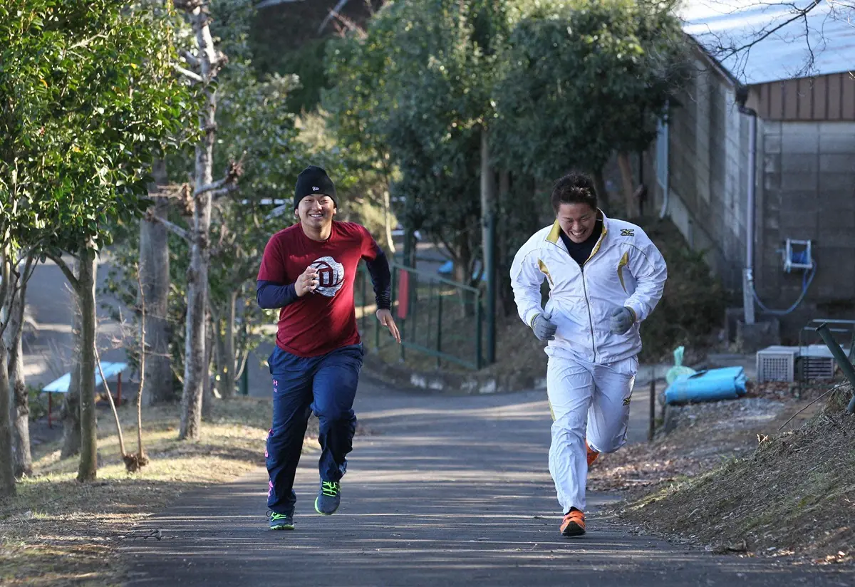 【画像・写真】2015年1月、自主トレで坂道ダッシュを繰り返す岡田（右）と森。笑顔で汗を流し続けた