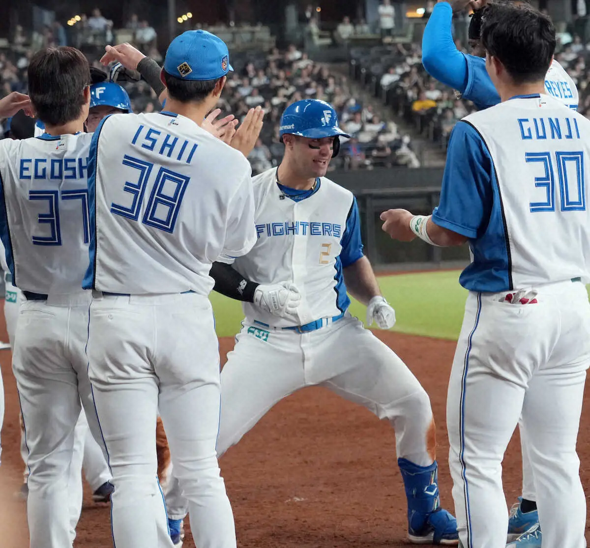 新庄日本ハム4連勝で今季最多の貯金15！ソフトバンクにジワリ7差！マル特大13号、加藤貴プロ最多9勝