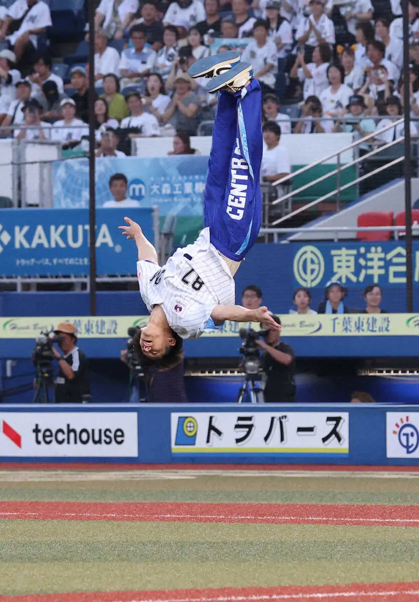 【画像・写真】＜ロ・楽19＞セレモニアルピッチの前に華麗な体操の動きを見せた橋本（撮影・西海健太郎）