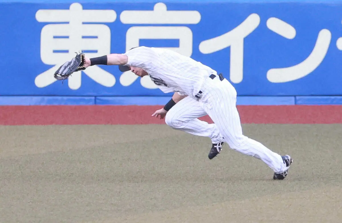 【画像・写真】ロッテに激震…高部瑛斗が守備で負傷し緊急交代…ダイビングキャッチ後に左腕が体に巻き込まれ強くひねる