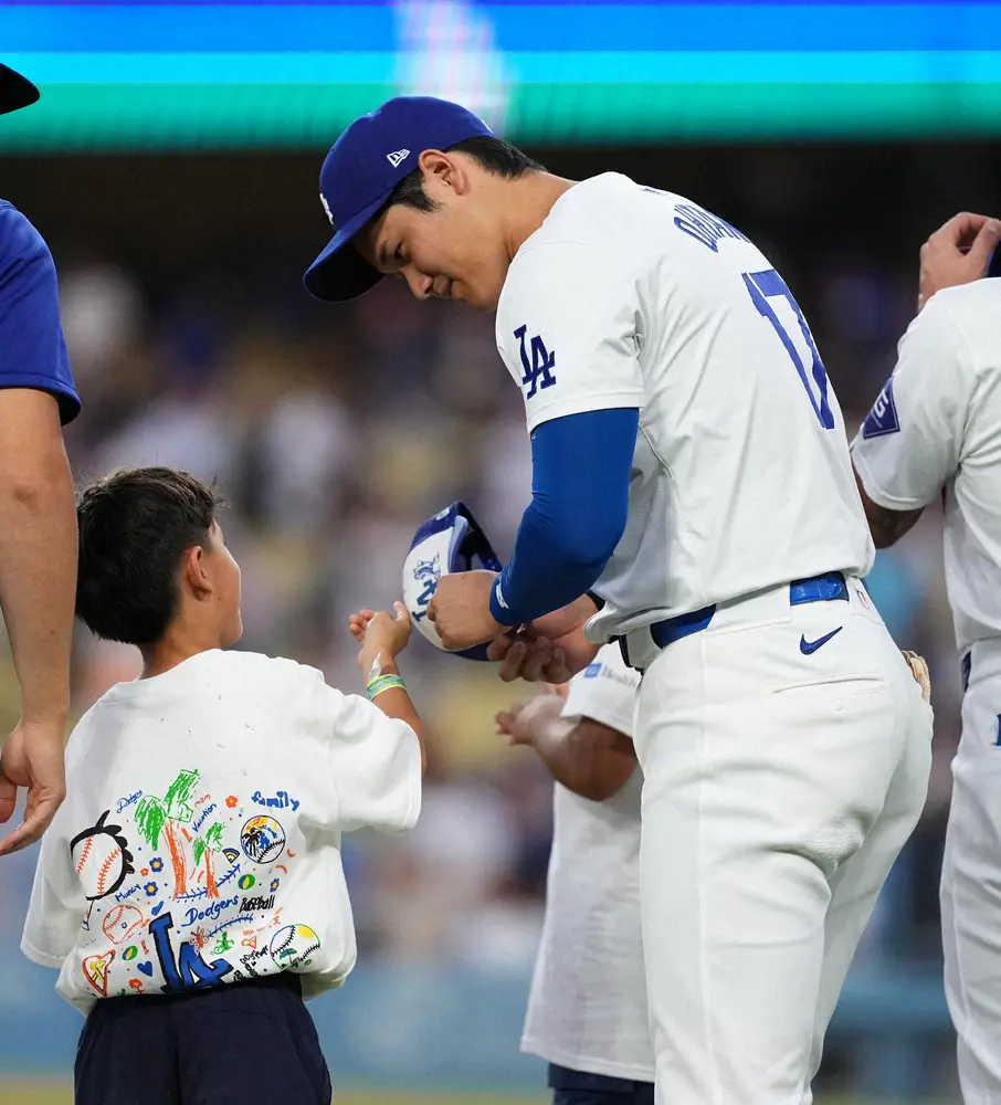 【画像・写真】大谷翔平　小児がんと戦う子供と交流　練習でオリジナルTシャツ着用　試合中は似顔絵がビジョンに