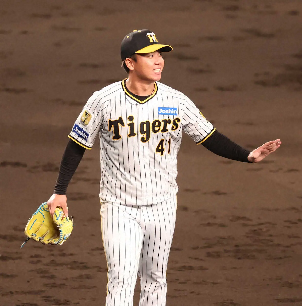 阪神・村上　痛っ!　山本のライナー直撃　5回までに3失点、牧に2打点の活躍許す